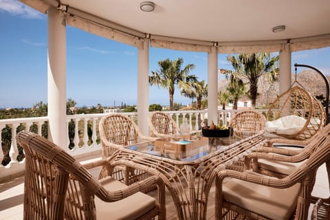 Natural landscape, View (from property/room), Balcony/Terrace, Balcony/Terrace, Seating area, Dining area