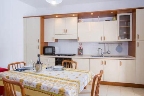 Kitchen or kitchenette, Dining area, pet friendly