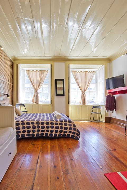 Bed, TV and multimedia, Kitchen or kitchenette, Living room, Seating area, Dining area, Bedroom