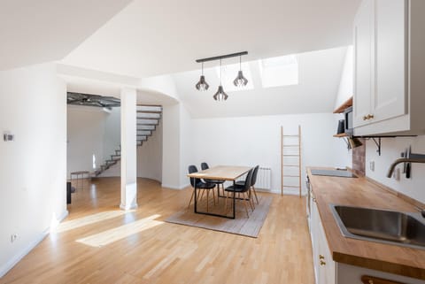 Kitchen or kitchenette, Seating area, Dining area, stove