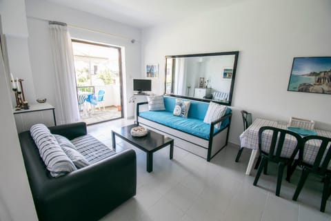 TV and multimedia, Living room, Photo of the whole room, Seating area, Dining area