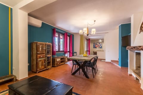 TV and multimedia, Living room, Seating area, Dining area