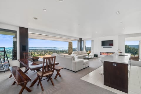 Natural landscape, TV and multimedia, Coffee/tea facilities, Balcony/Terrace, Kitchen or kitchenette, Living room, Seating area, Dining area, Evening entertainment, City view, Garden view, Lake view, Landmark view