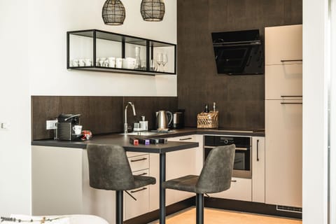 Coffee/tea facilities, Kitchen or kitchenette, oven, stove, toaster