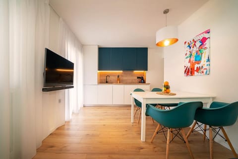 TV and multimedia, Kitchen or kitchenette, Living room, Seating area, Dining area, kitchen