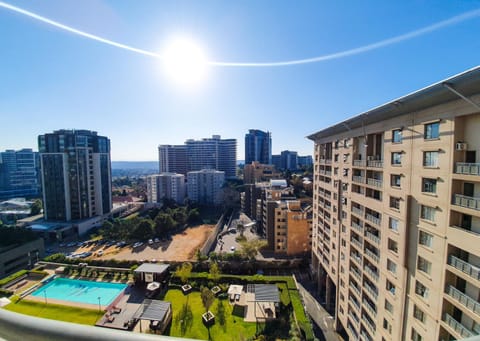 Balcony/Terrace, City view, Street view, Swimming pool