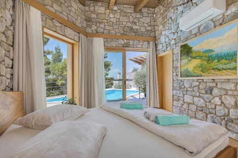 Photo of the whole room, Pool view