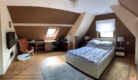 Bed, TV and multimedia, Photo of the whole room, Seating area, Bedroom