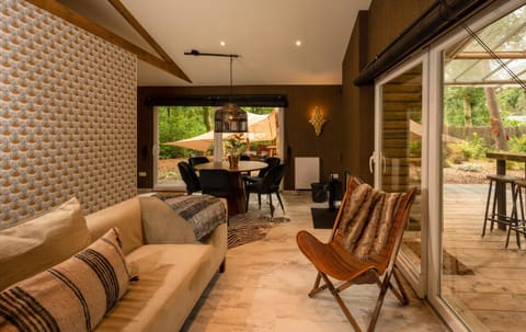 Seating area, Dining area