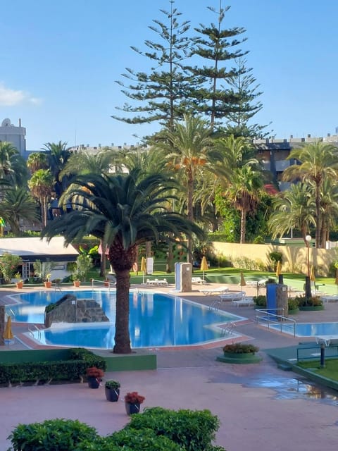 Day, Pool view