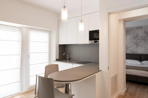 Kitchen or kitchenette, Dining area