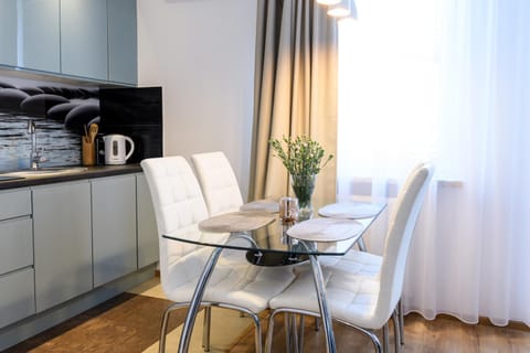 Kitchen or kitchenette, Living room, Seating area, Dining area