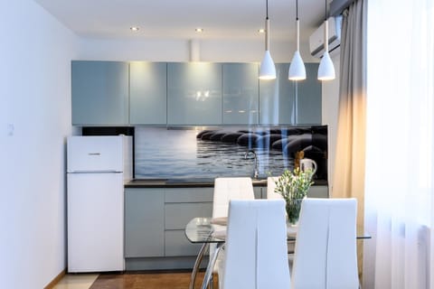 Kitchen or kitchenette, Dining area, oven, pet friendly, stove