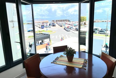 Nearby landmark, Communal lounge/ TV room, Natural landscape, Library, TV and multimedia, Living room, Lounge or bar, Dining area, Landmark view, Sea view, heating