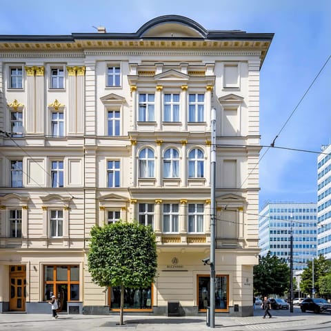 Property building, Day, City view, Location