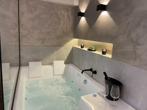 Jacuzzi Suite Ladadika Apartment in Thessaloniki