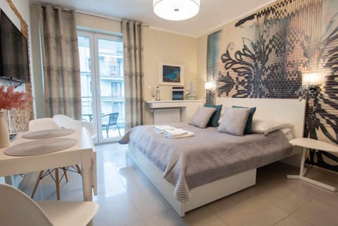 Bed, Photo of the whole room, towels