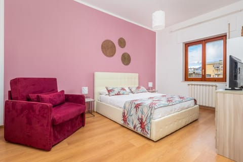 Bed, TV and multimedia, Photo of the whole room, Bedroom, City view, heating