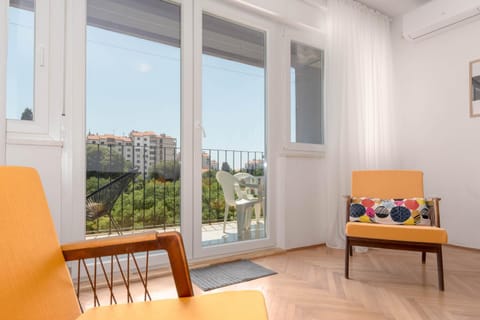 Nearby landmark, Balcony/Terrace, Living room, Seating area, City view, Street view