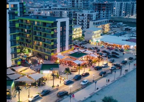 Property building, Restaurant/places to eat, Neighbourhood, Bird's eye view, Beach, Parking