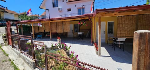 Property building, Patio, Location