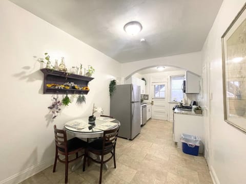 (49.1E) Garden style studio @ Forest Park & City! Apartment in Saint Louis