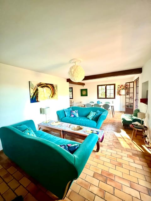 Entre Nice et Monaco grande Villa avec piscine privée 12 personnes Villa in 06340 La Trinité, France