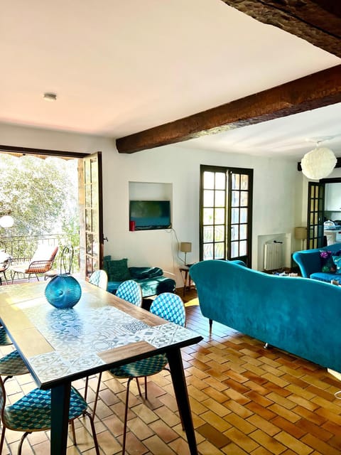 Entre Nice et Monaco grande Villa avec piscine privée 12 personnes Villa in 06340 La Trinité, France