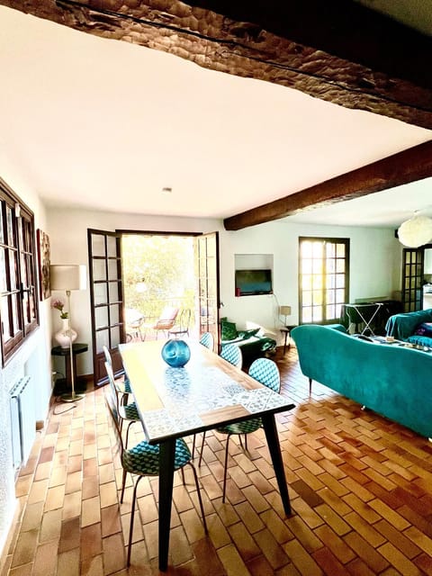 Entre Nice et Monaco grande Villa avec piscine privée 12 personnes Villa in 06340 La Trinité, France