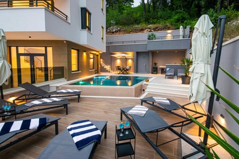 SunnySide luxury suites with free parking and swimming pool Apartment in Brela