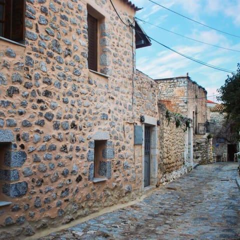 Property building, Nearby landmark, Facade/entrance, Neighbourhood