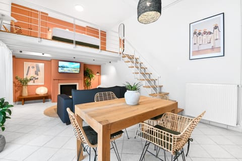 Kitchen or kitchenette, Living room, Seating area, Dining area