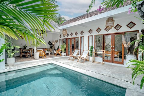 Property building, Day, Pool view, Swimming pool, Swimming pool, sunbed
