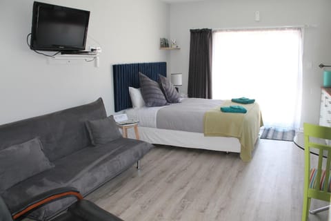 TV and multimedia, Living room, Photo of the whole room, Bedroom