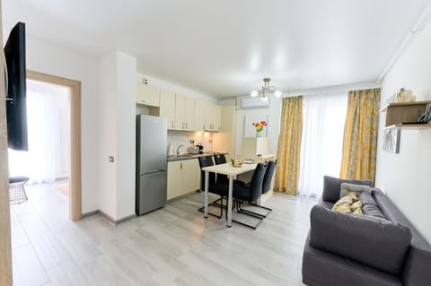Kitchen or kitchenette, Living room, Seating area, Dining area