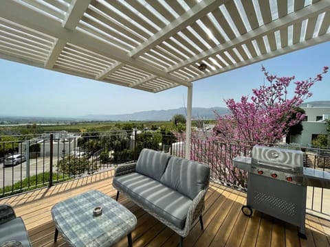 BBQ facilities, Balcony/Terrace, Seating area, Mountain view