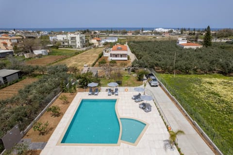 Property building, Day, Natural landscape, Bird's eye view, Garden, Garden view, Pool view, Swimming pool, Swimming pool, sunbed