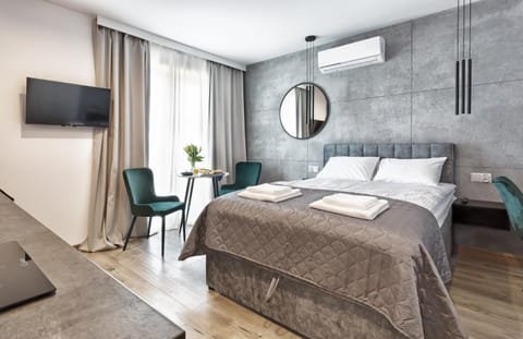 Bed, TV and multimedia, View (from property/room), Photo of the whole room, Decorative detail, Seating area, Bedroom, Area and facilities, locker, towels, air conditioner