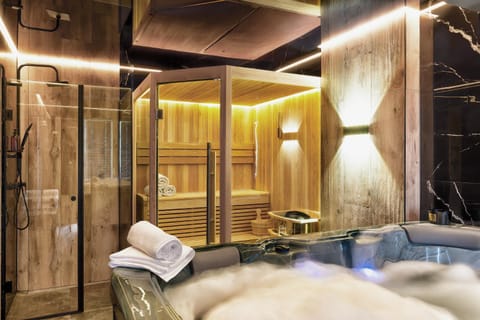 Shower, People, Hot Tub, Sauna, Spa and wellness centre/facilities, Decorative detail, Area and facilities, towels