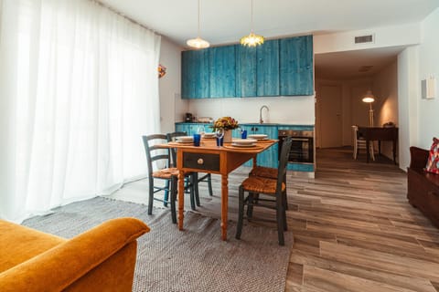 Kitchen or kitchenette, Living room, Seating area, Dining area