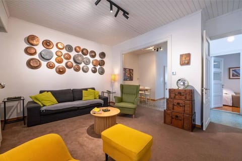 TV and multimedia, Living room, Decorative detail, Seating area, Area and facilities, Family, internet, air conditioner