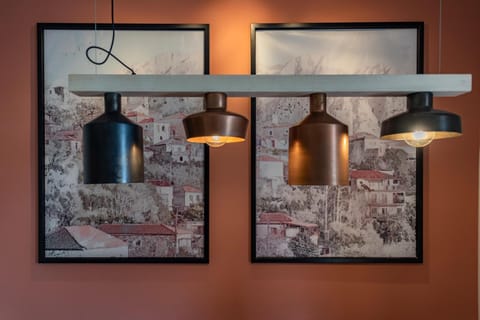 Living room, Decorative detail, Dining area, On site, Guests, Location, group of guests, Family, locker, air conditioner