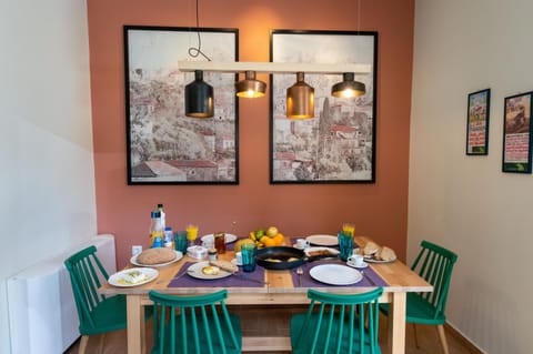 Food close-up, Day, Food and drinks, Decorative detail, Dining area, On site, Food, Pets, Guests, Area and facilities, Breakfast, Continental breakfast, Location, children, young children, older children, group of guests, Family, internet, locker, air conditioner