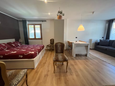 Living room, Photo of the whole room, Seating area, Bedroom