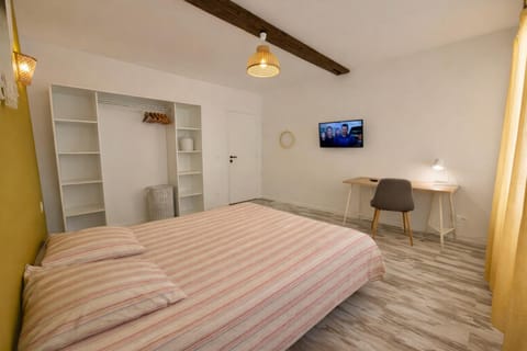 Bed, TV and multimedia, Photo of the whole room, Bedroom