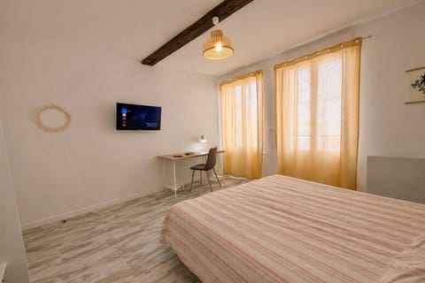 Bed, TV and multimedia, Photo of the whole room, Bedroom