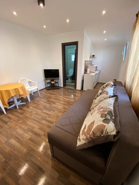 TV and multimedia, Kitchen or kitchenette, Living room, Seating area
