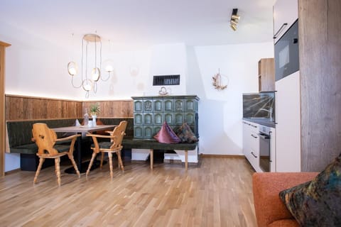 Kitchen or kitchenette, Dining area, oven