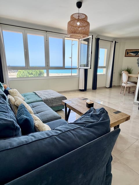Nearby landmark, Living room, Beach, Beach, Sea view, internet