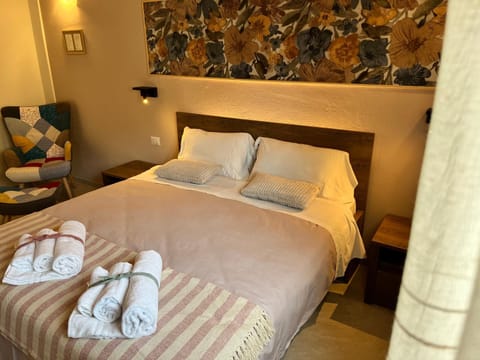 Photo of the whole room, Bedroom, towels